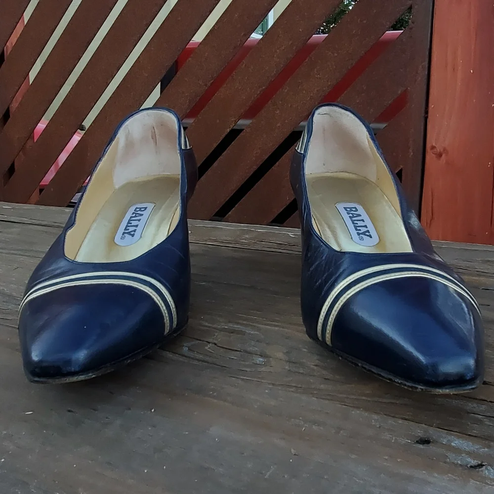 Vintage Bally 80s women's pump heels. Size 7  M. Italy. Nautical/Navy/Go…